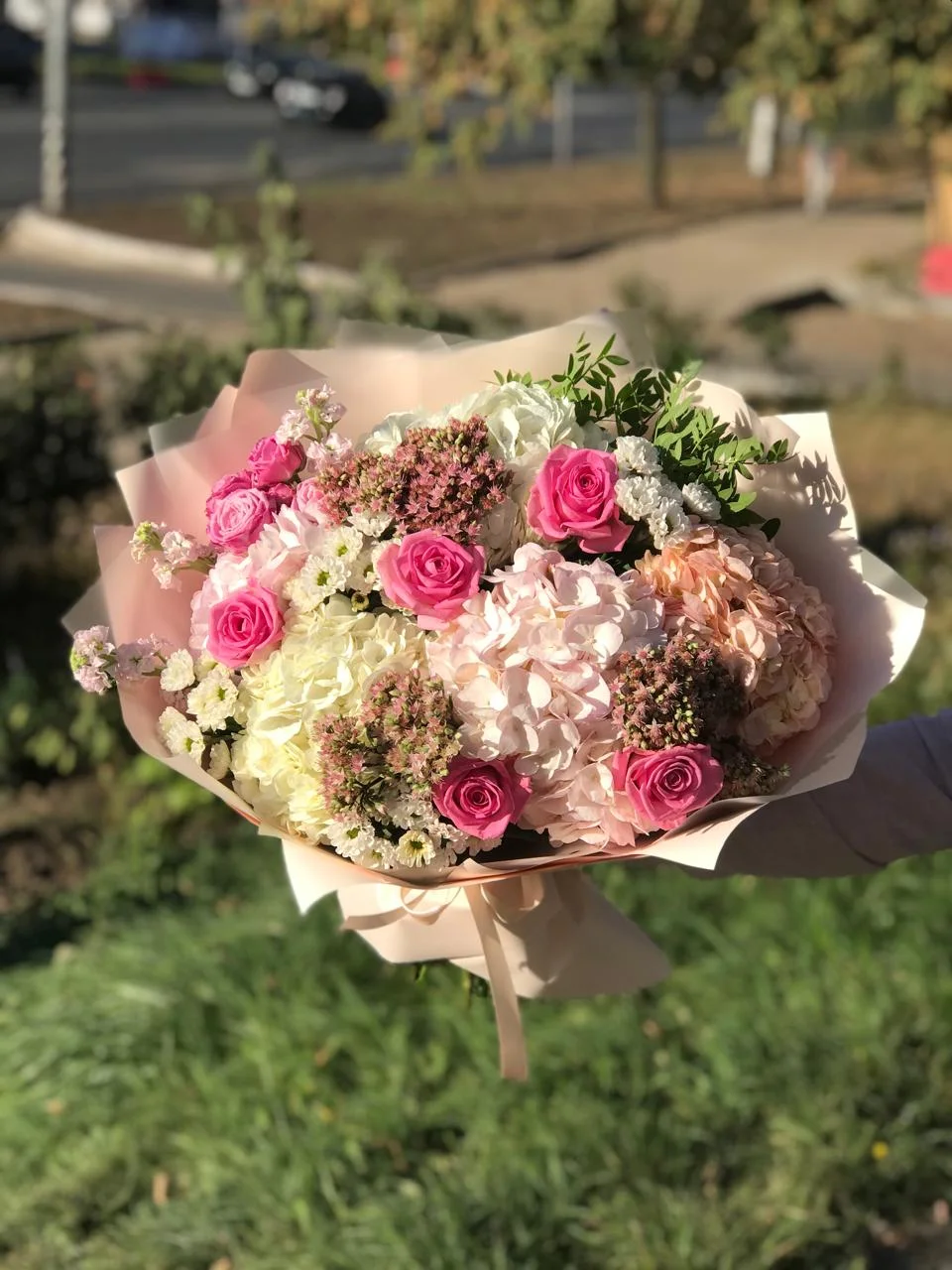 Купить букет из гортензий, роз, сантини, маттиолы в Москве