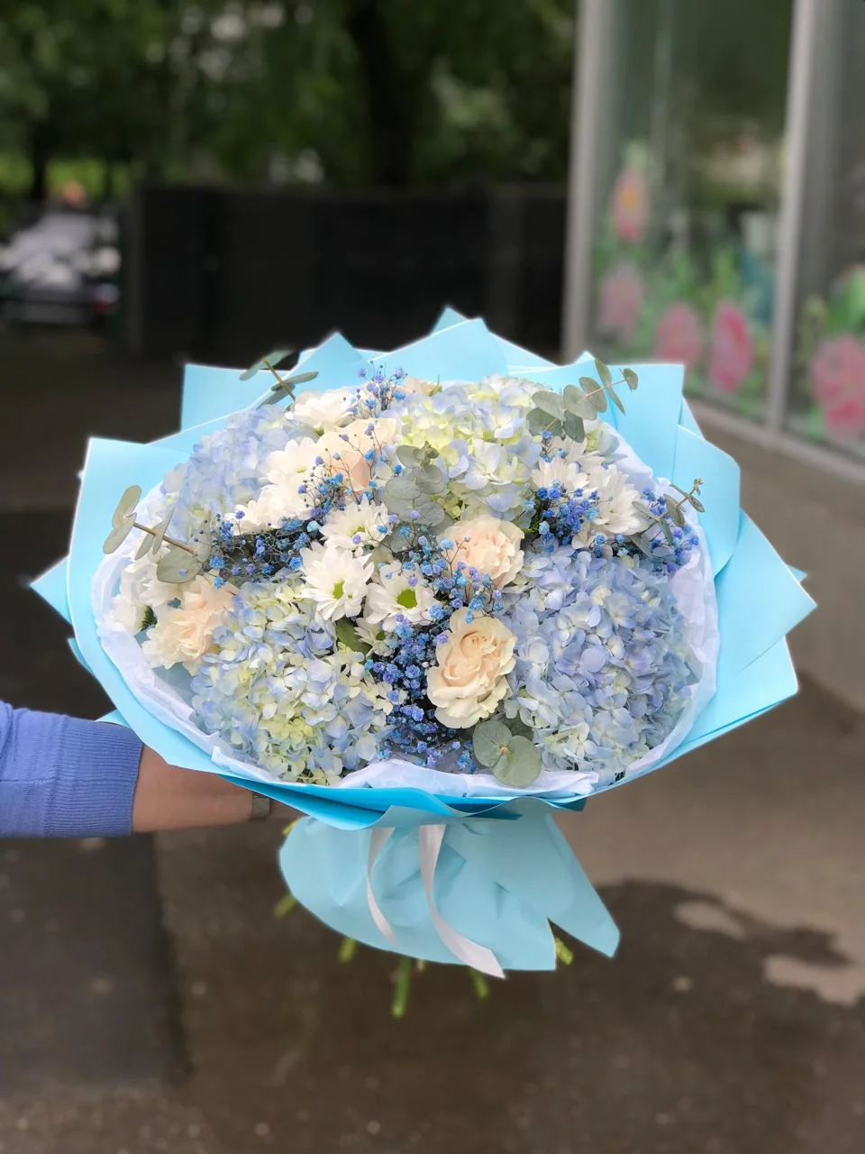 Купить букет из гортензий, эвкалипта, гипсофилы, хризантемы кустовой, розы в Москве