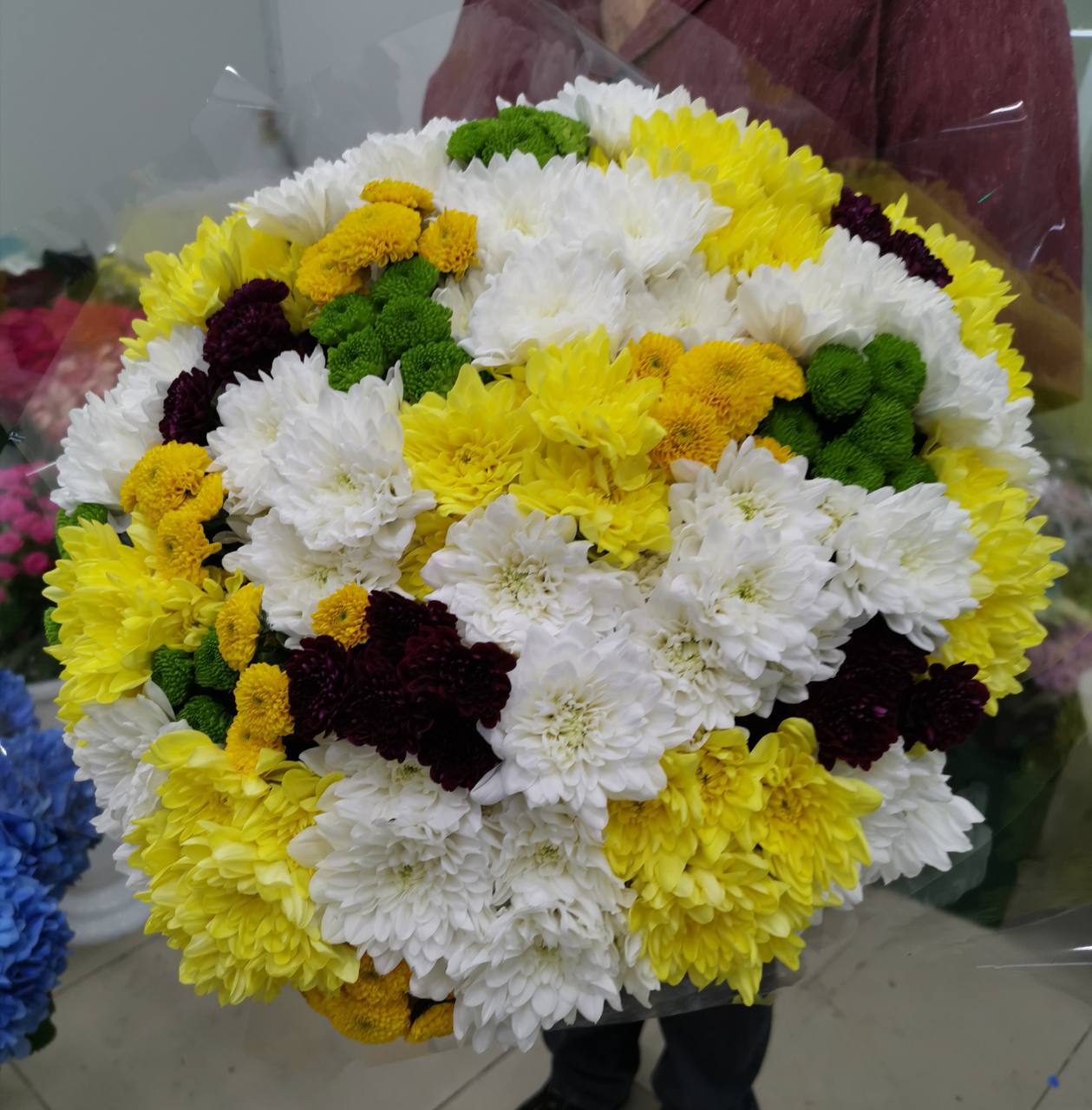 Купить яркий букет из хризантем микс в Москве