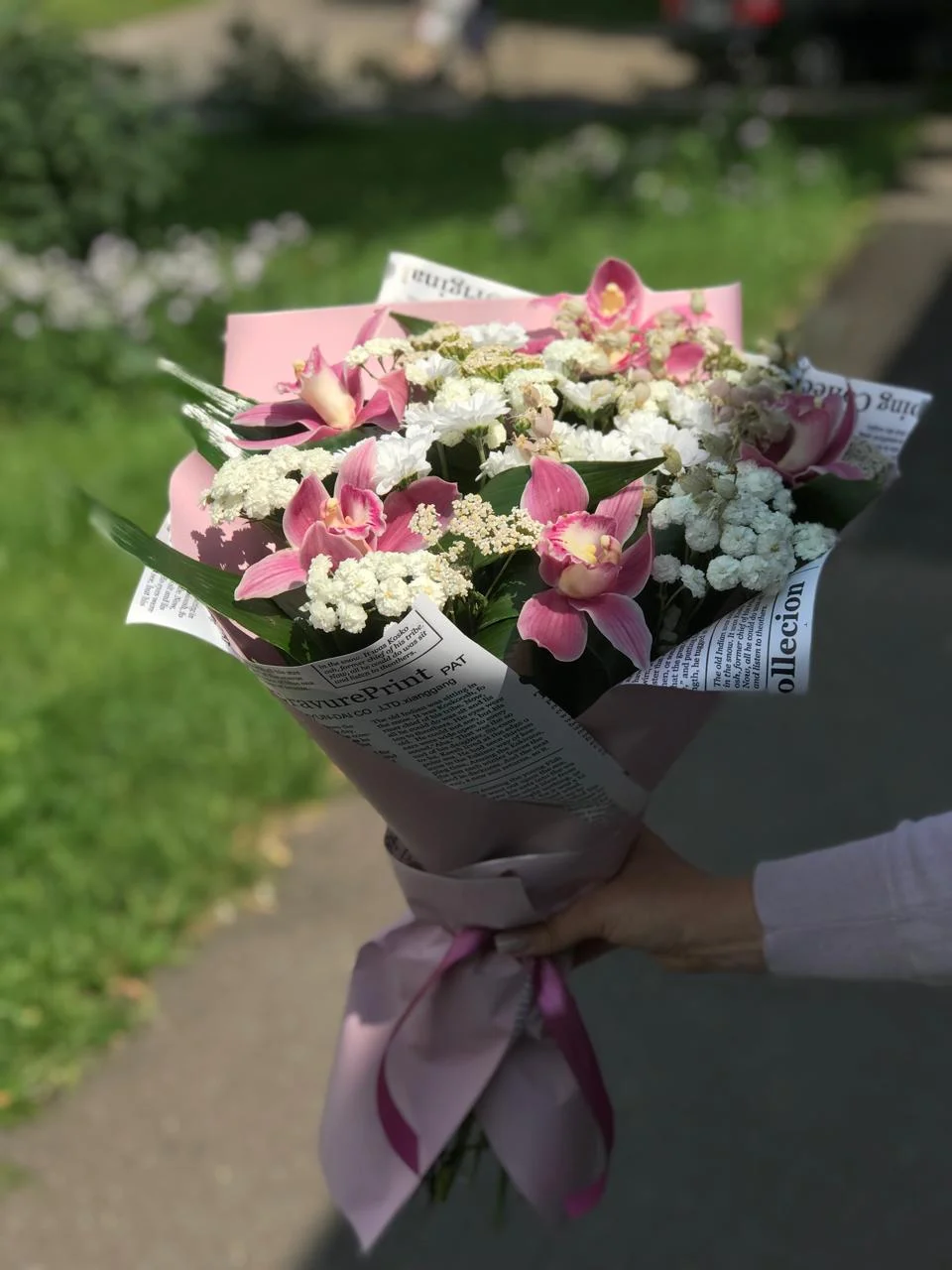Купить букет из орхидей и сантини в Москве