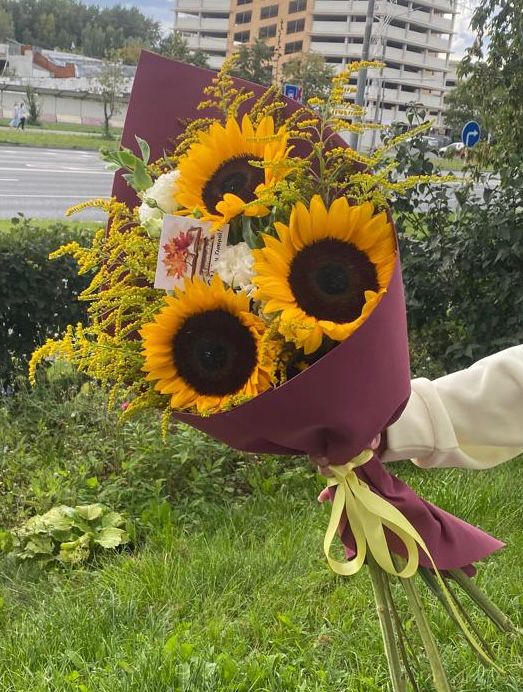 Купить букет из подсолнухов, эустоа, салидаго в Москве