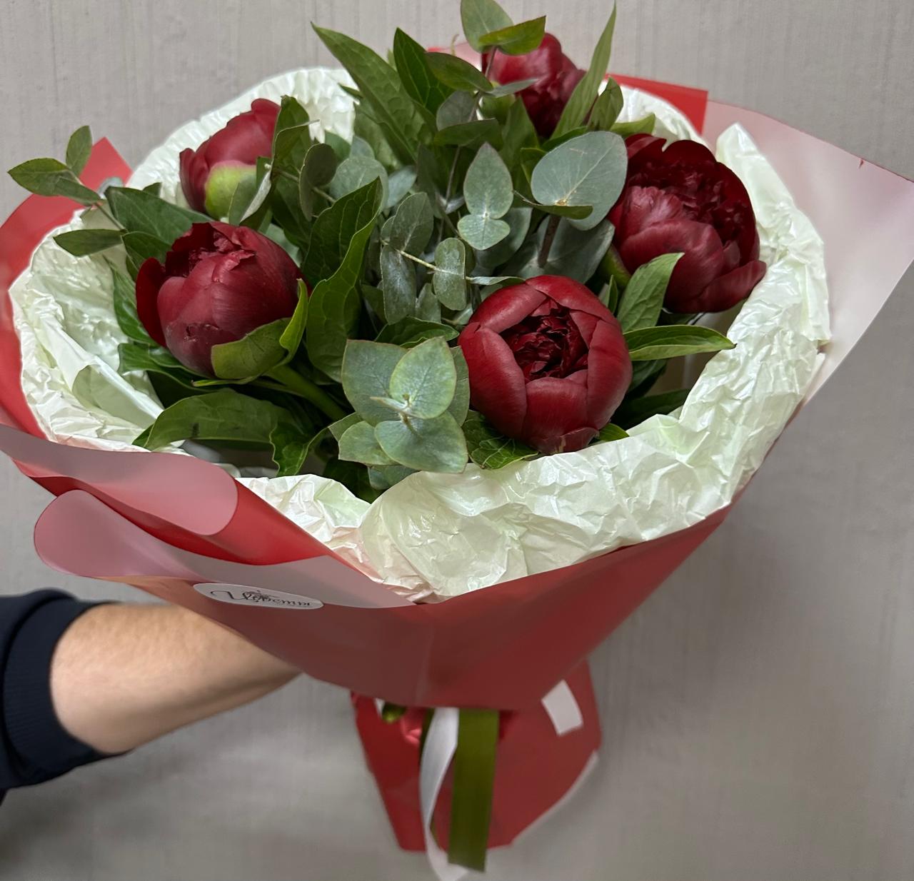 Купить букет из 5 пионов и эвкалипта в Москве