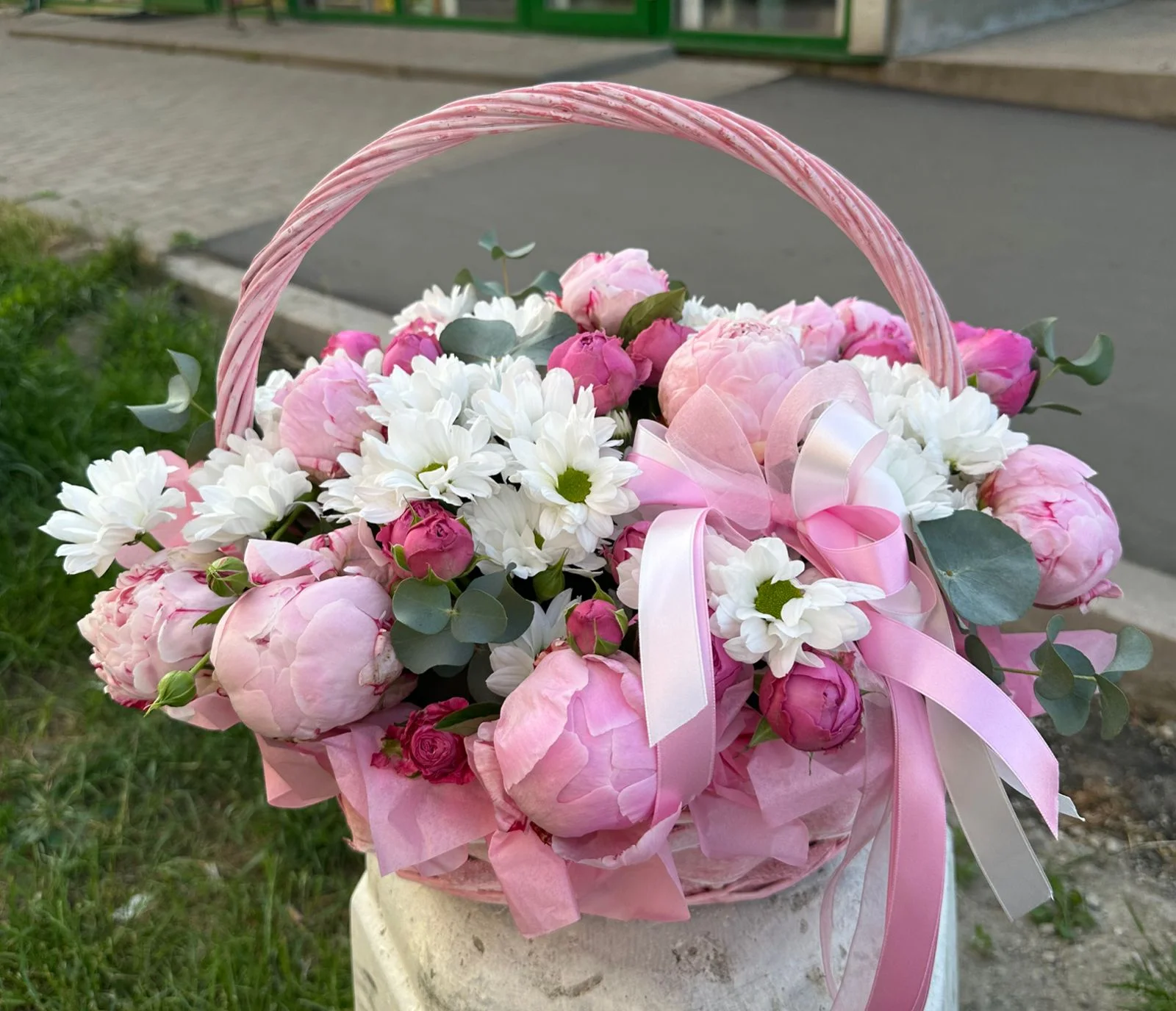 Купить корзина с пионами в Москве