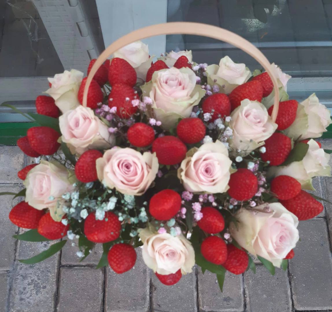 Купить букет из роз и клубники в Москве