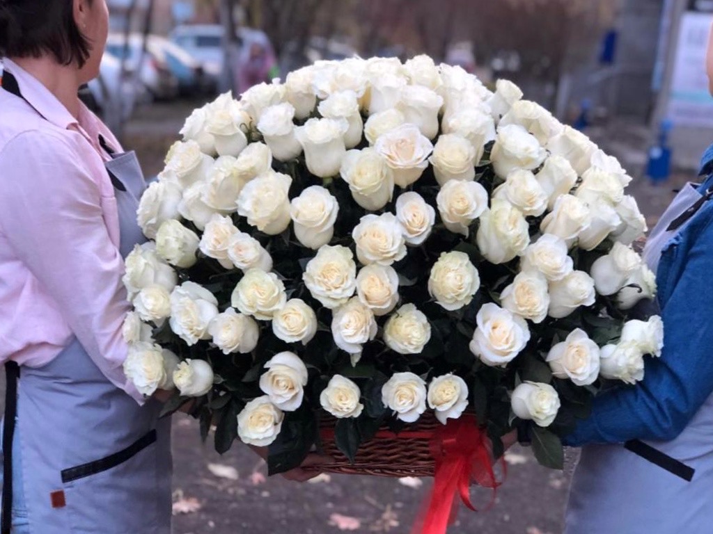 Купить 121 белая роза в корзине в Москве