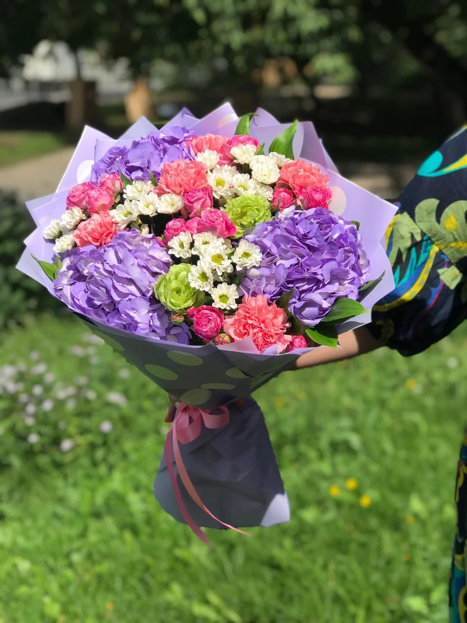 Купить букет из гортензий, гвоздик, сантини, роз кустовых, эустом в Москве