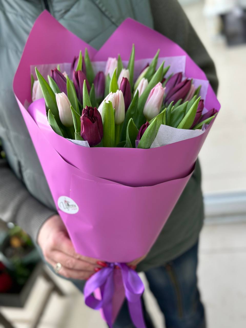 Купить 25 тюльпанов микс в яркой упаковке в Москве