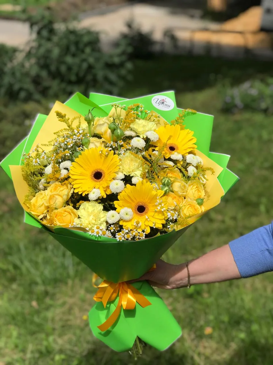 Купить букет из гербер, хризантем, кустовых роз, танацетума, гвоздик в Москве