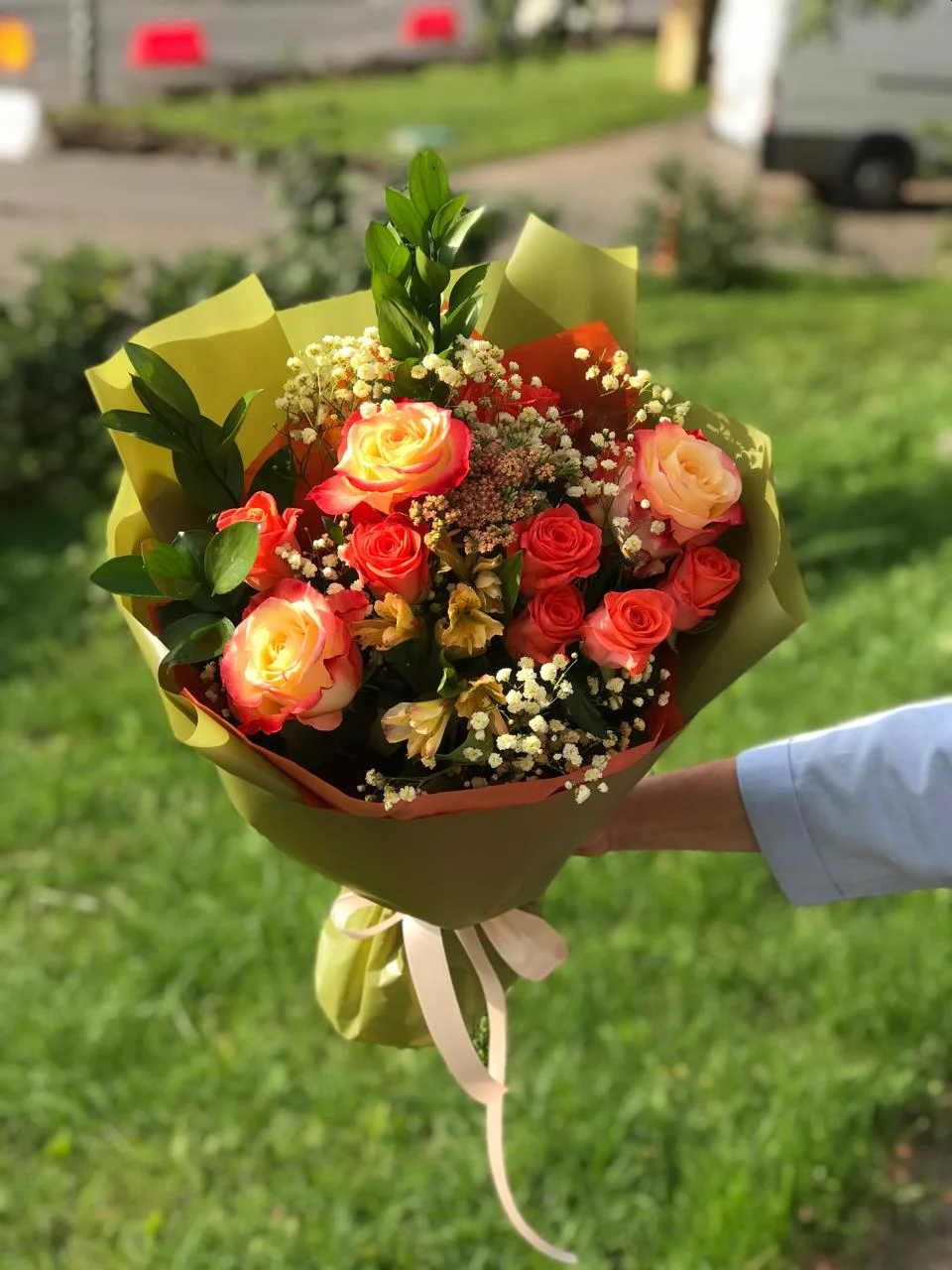 Купить букет из роз, гипсофил, альстромерий в Москве