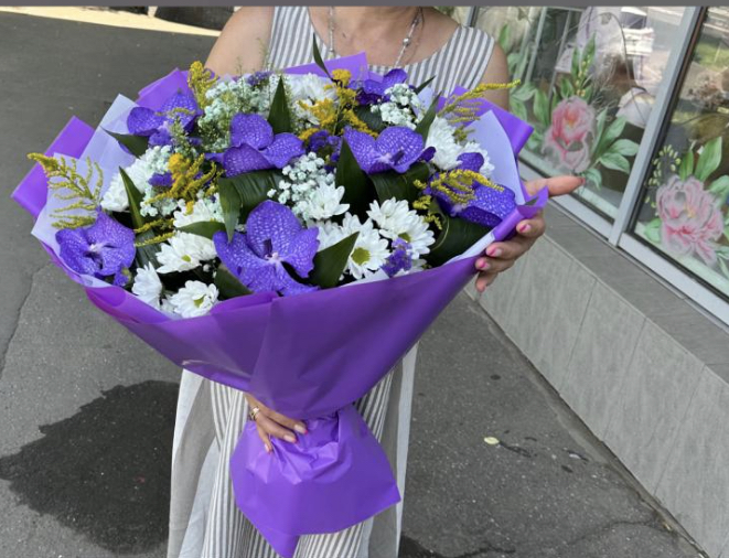 Купить букет из ванды, хризантемы, гипсофилы, салидаго, зелень в Москве