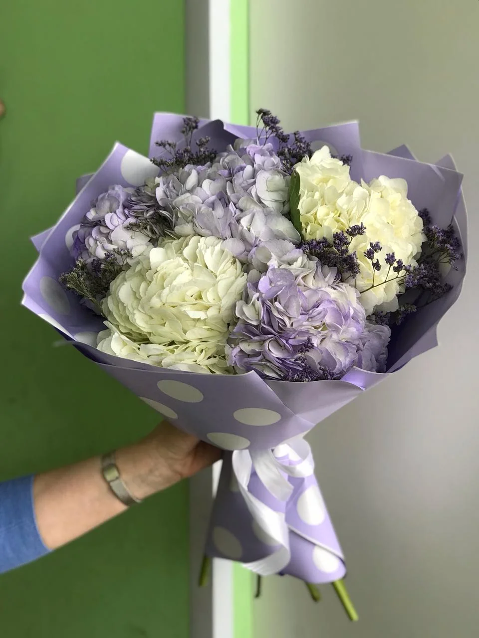 Купить небесный букет из гортензий в Москве