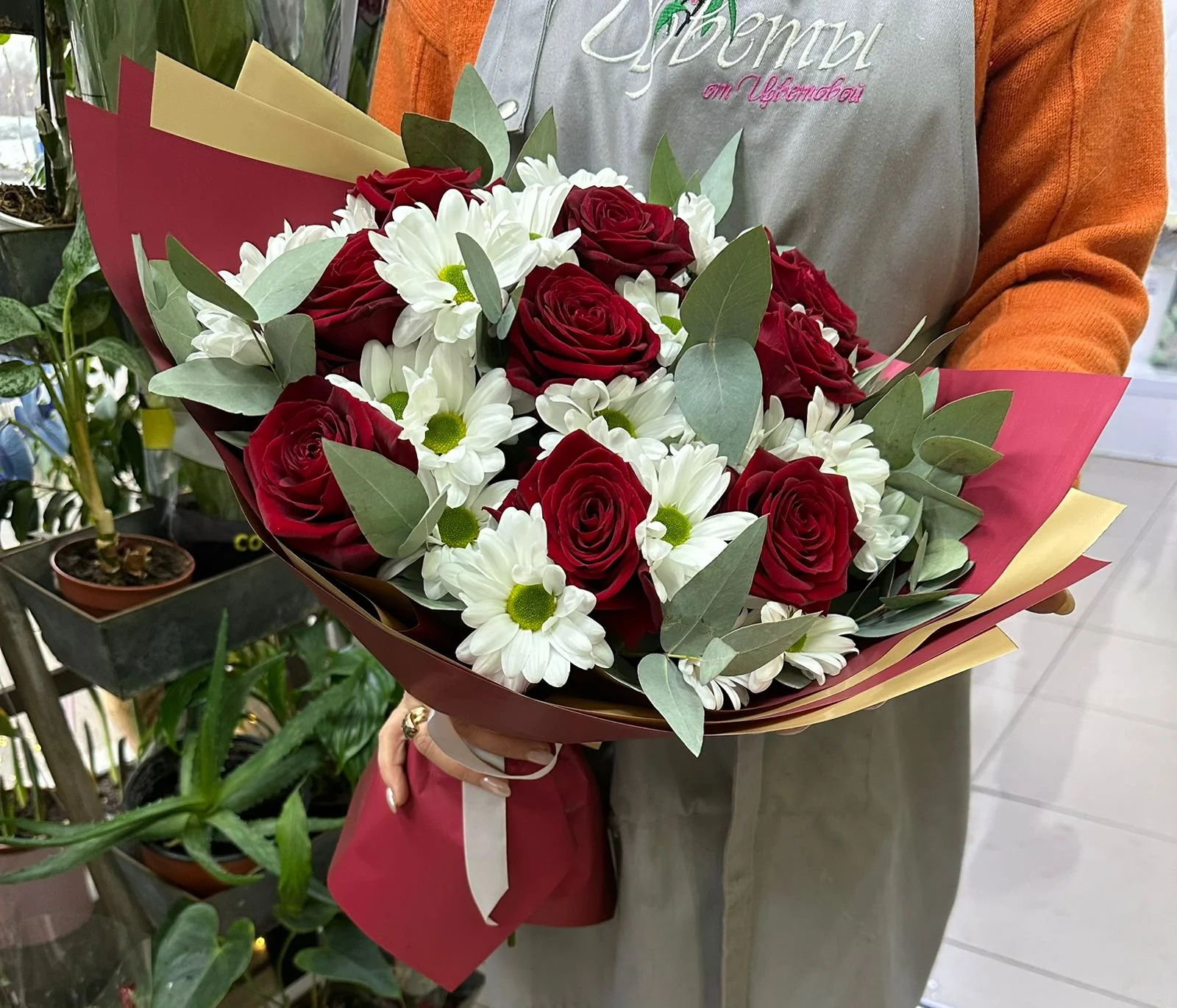 Купить букет из хризантема кустовых, роз и эвкалипта в Москве
