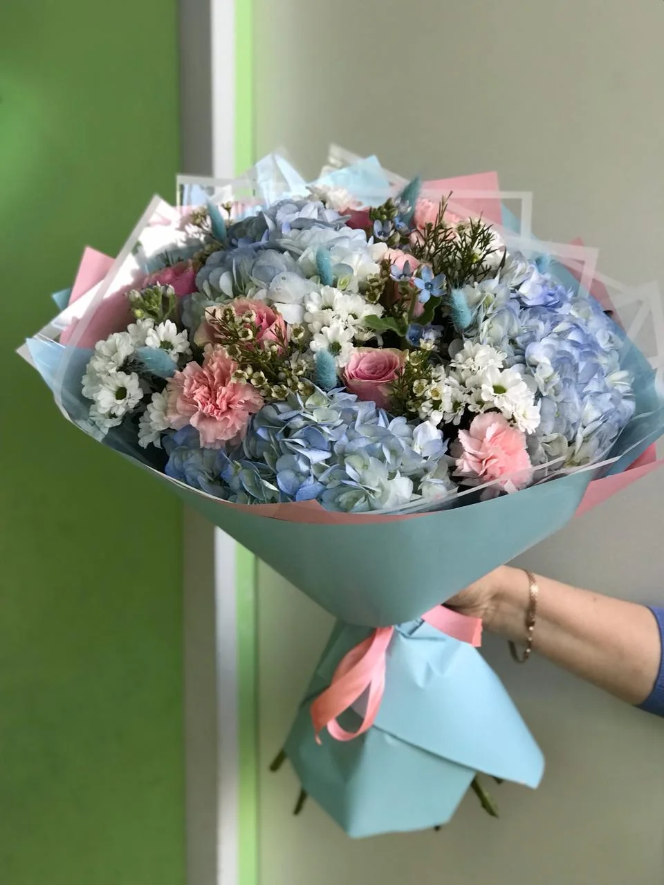 Купить розово-голубой букет из гортензий, роз, сантини, гвоздик, незабудок в Москве