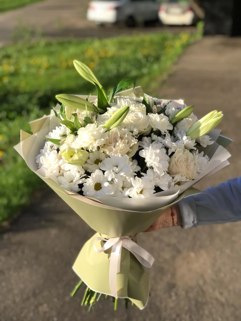 Купить букет из хризантем, лилий, альстромерий, роза и гвоздик в Москве
