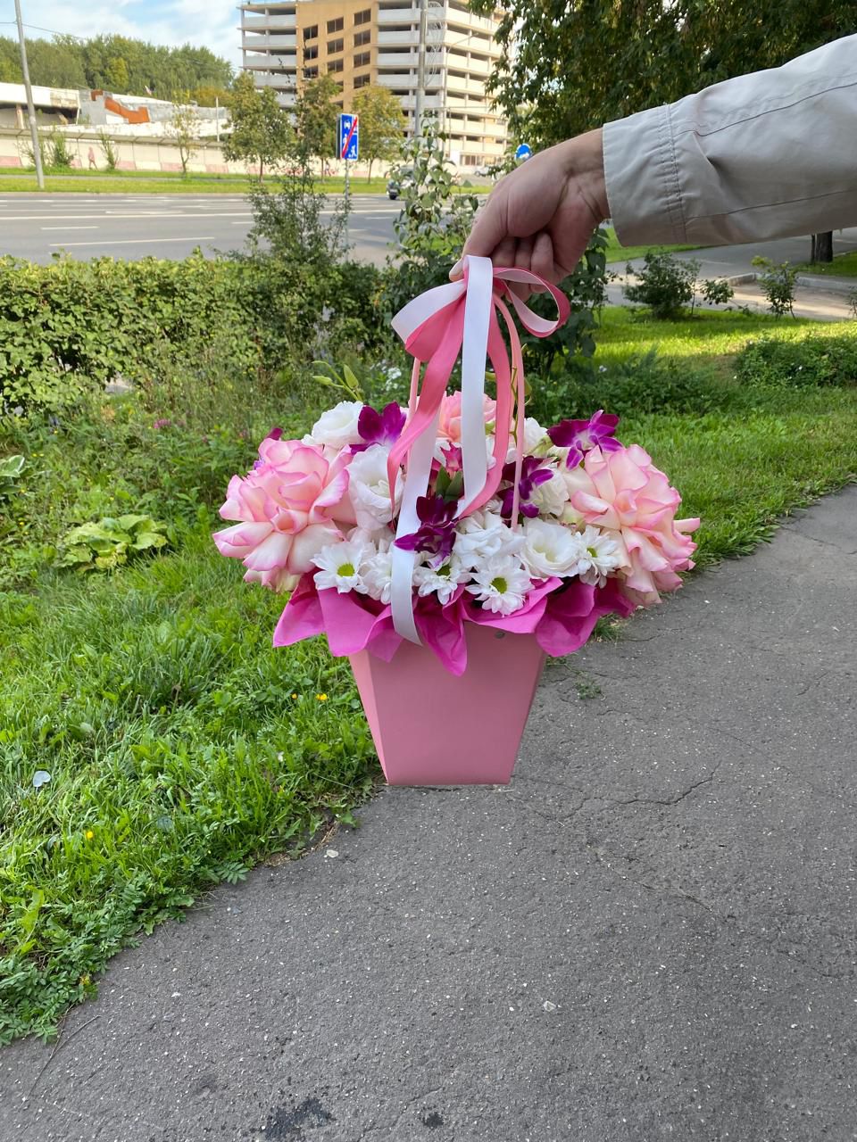 Купить букет в сумке из французской розы, дендробиума, хризантем, эустом в Москве