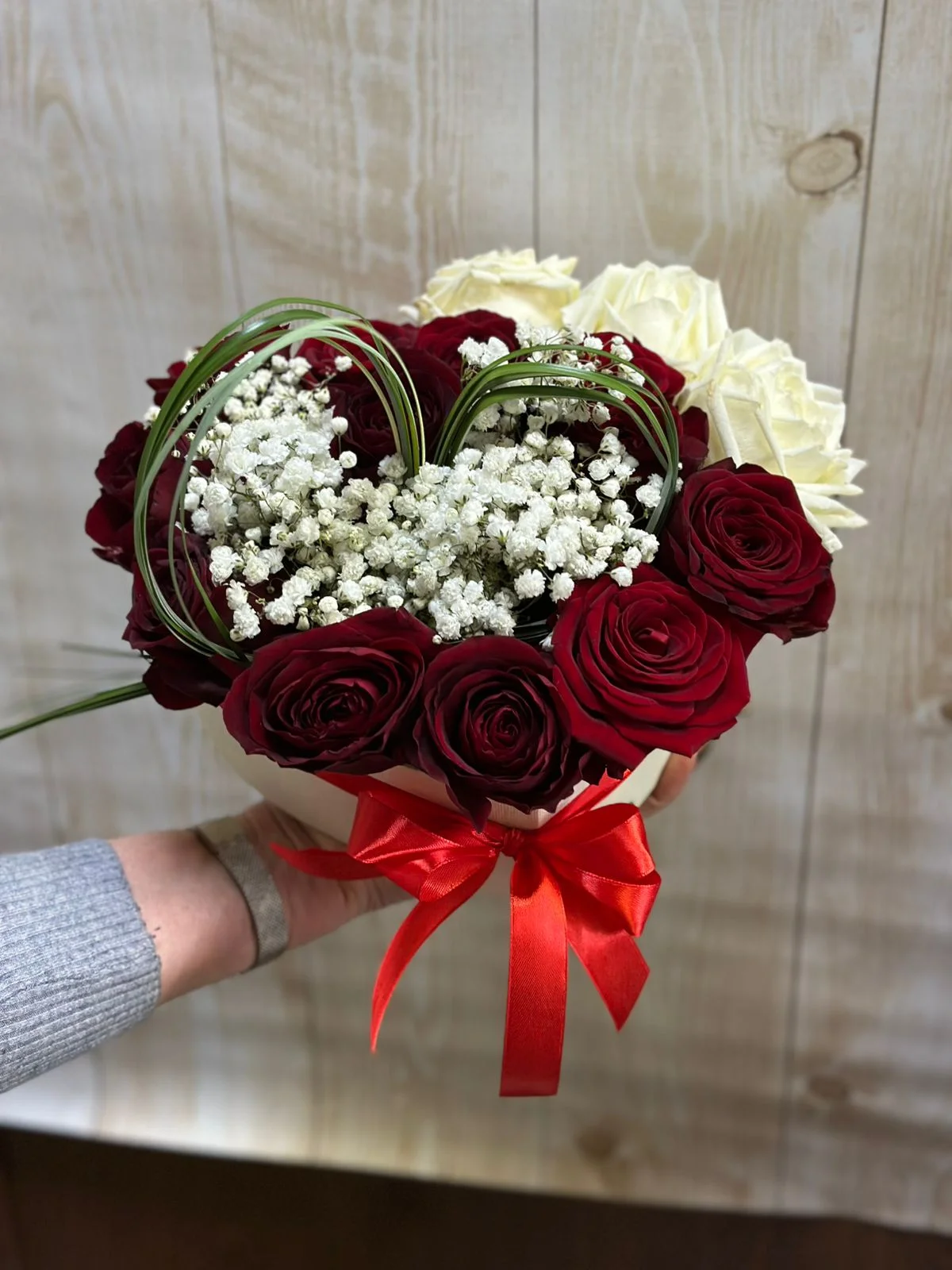 Купить коробка сердце с розой, гипсофилой, берграссом в Москве