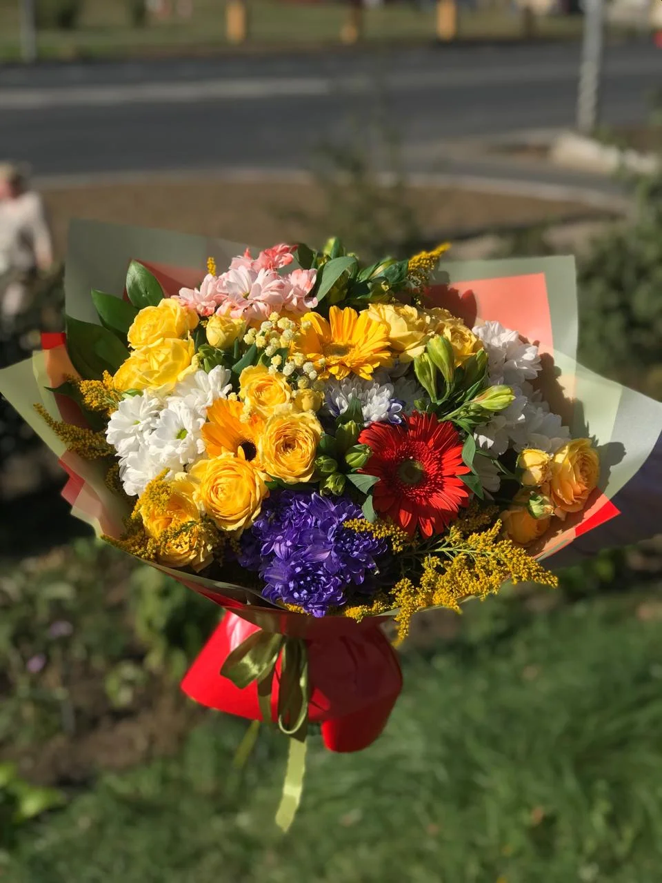 Купить букет из гербер, кустовых роз и хризантем, альстромерий в Москве