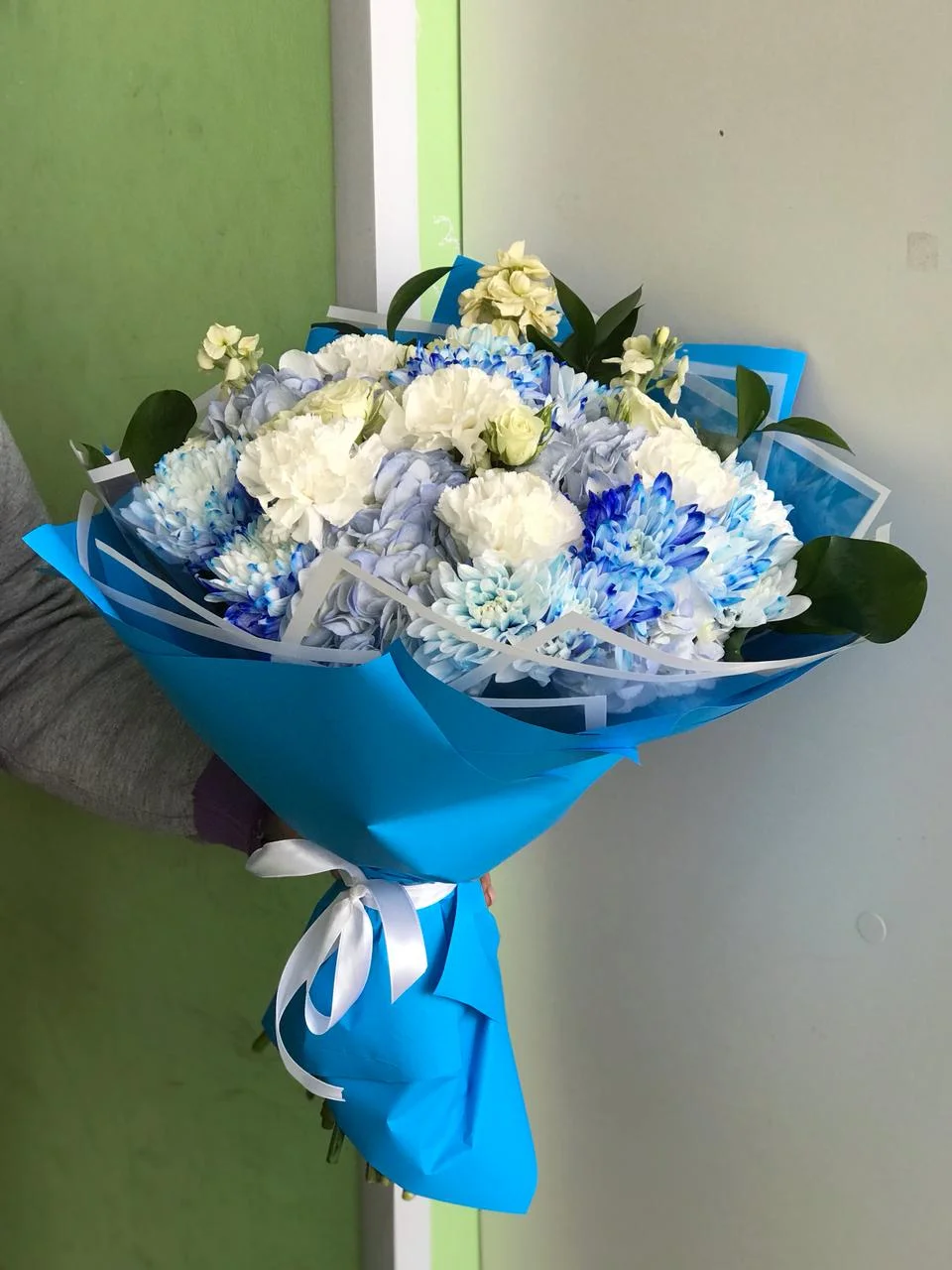 Купить голубой букет гортензий, роза, гвоздик, хризантем, маттиол в Москве