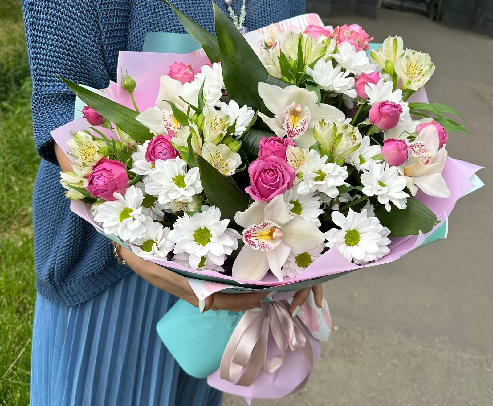 Купить букет с орхидеей, розами, альстромерией, хризантемой в Москве