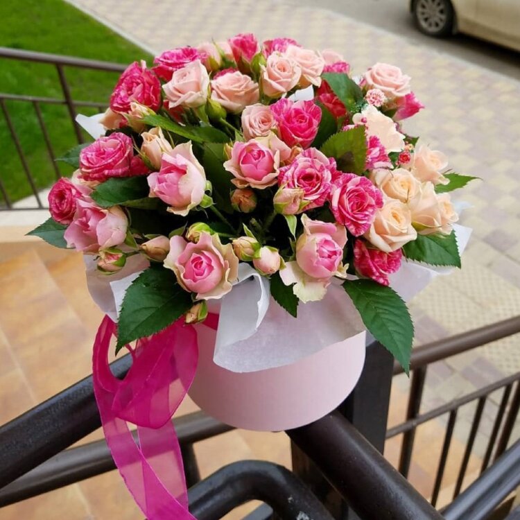 Купить кустовые розы в шляпной коробке мини в Москве