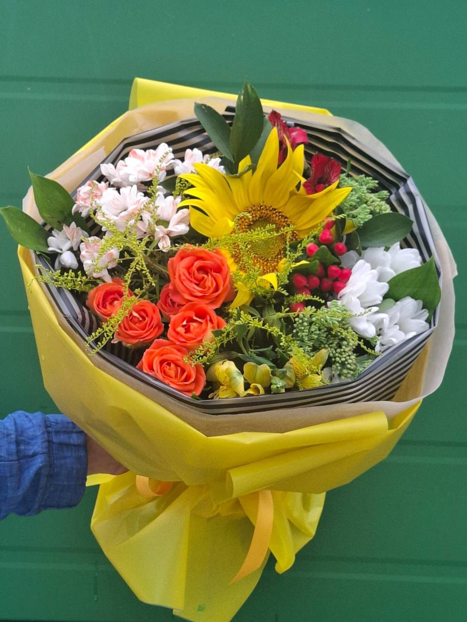 Купить букет из подсолнуха, кустовых роз, альстромерий, хризантем в Москве