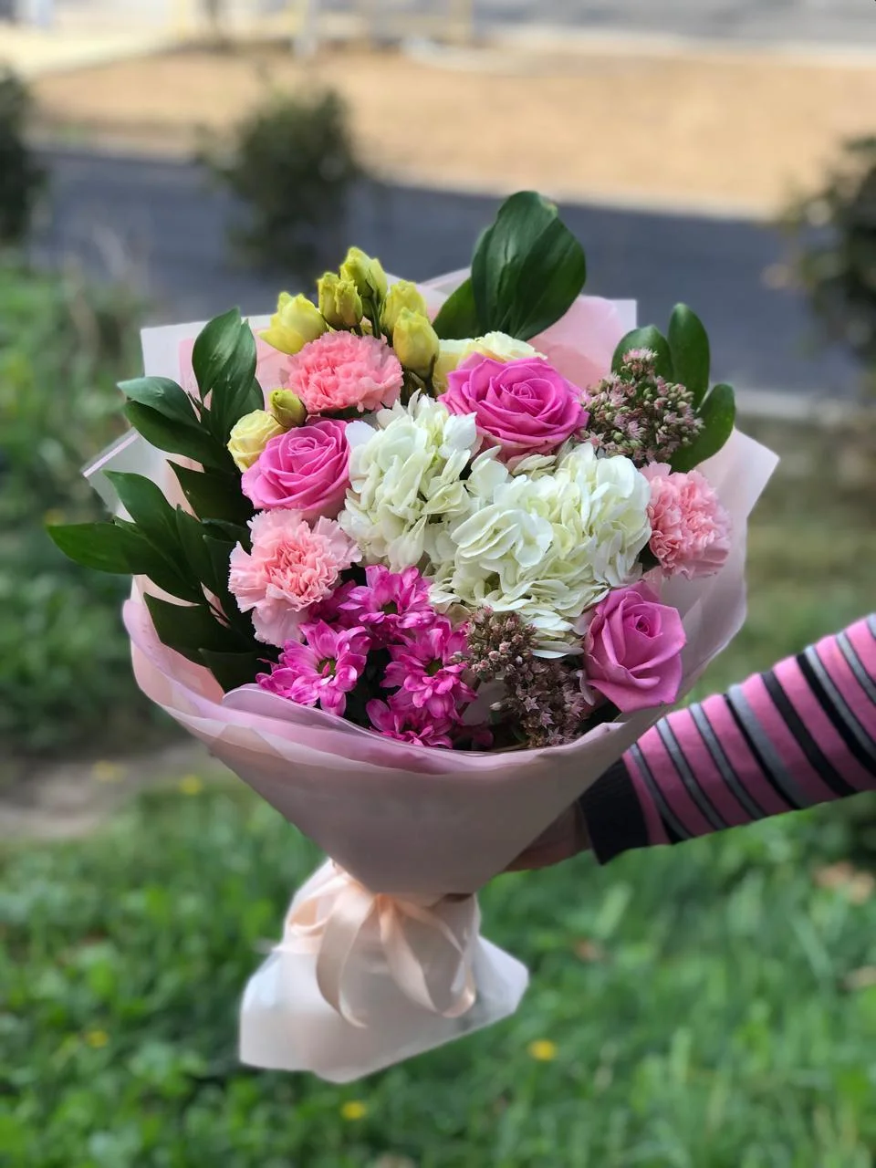 Купить букет из гортензий, эустом, гвоздик, хризантем в Москве