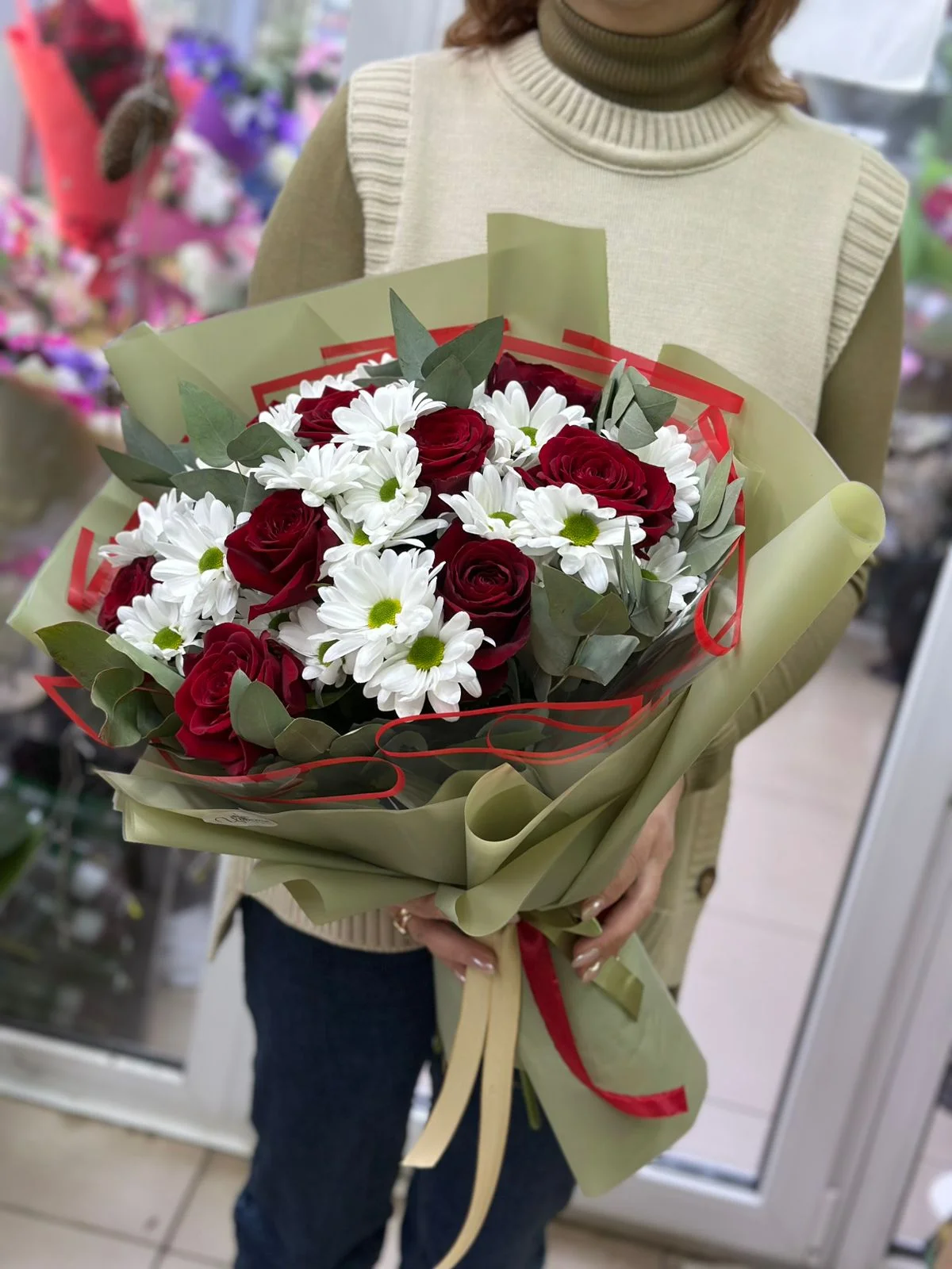 Купить букет из роз, хризантем и эвкалипта в Москве