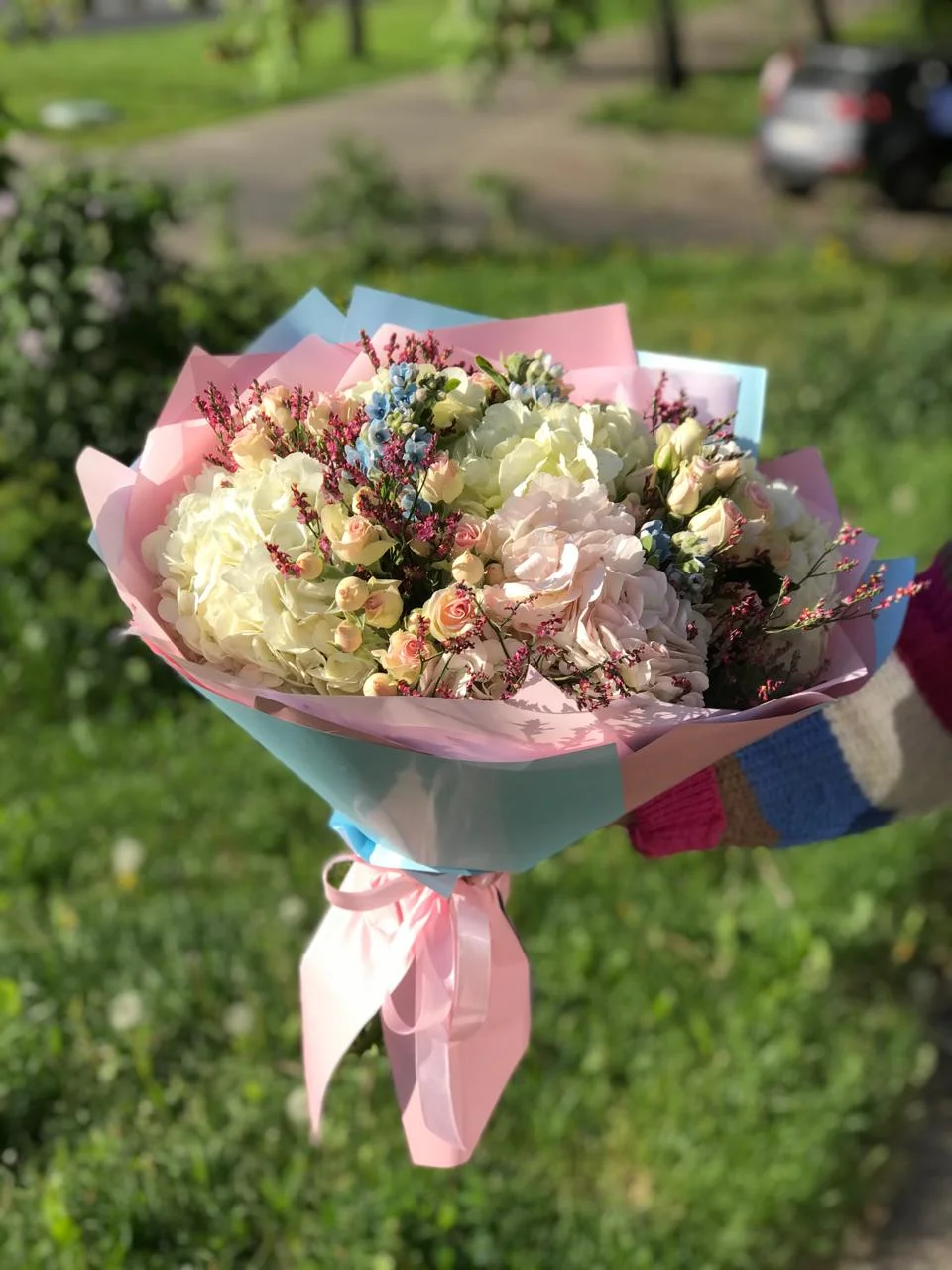 Купить букет из гортензий, роз и незабудок в Москве