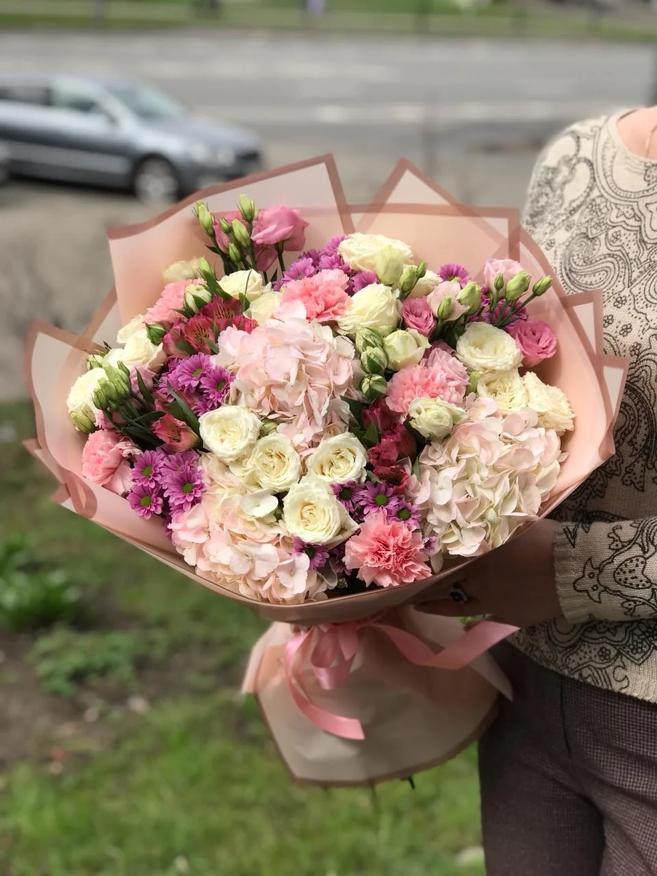 Купить розовый букет из гортензий, гвоздик, альстромерий, роз, сантини в Москве