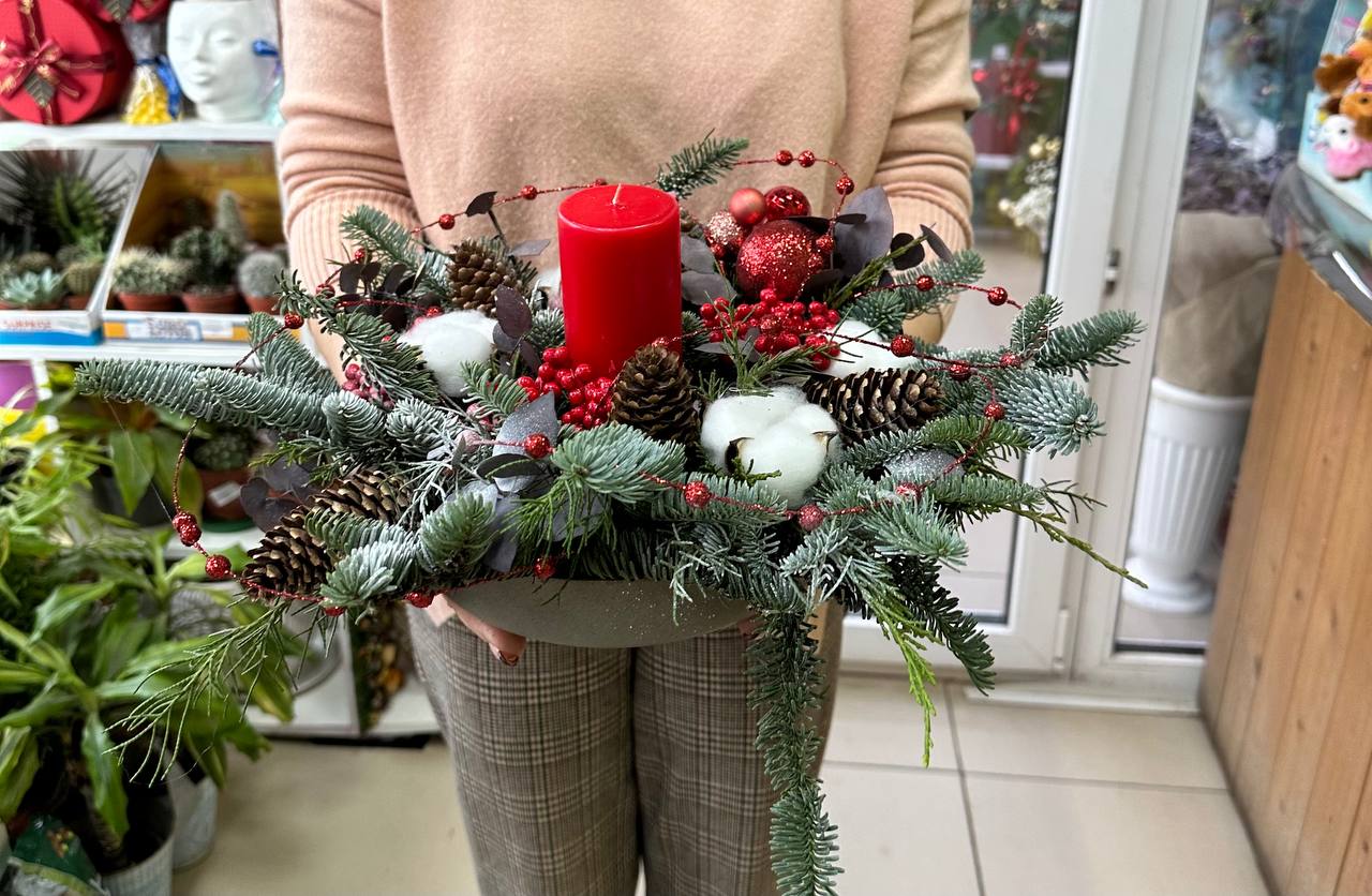 Купить новогодняя композиция со свечой и веточками нобилиса, туи, шишками и хлопком в Москве
